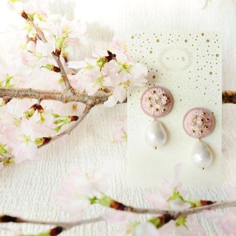 ＜titi～ナンデモナイヒノ耳飾～＞刺繍ピアス『 サクラドロップ/SAKURA drop 』アレルギー対応/ロングポスト変更可能