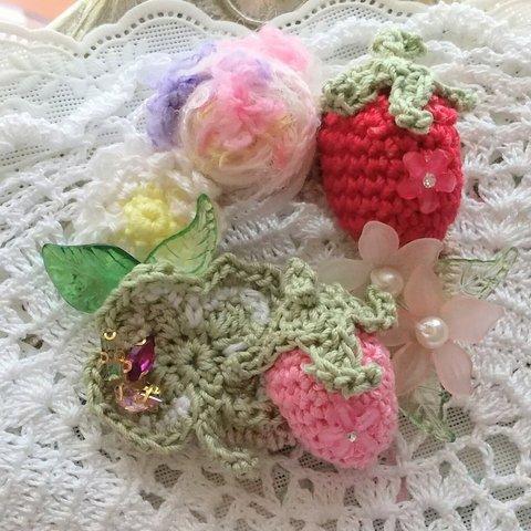 苺ちゃんと四ツ葉のリースブローチ・レース編み