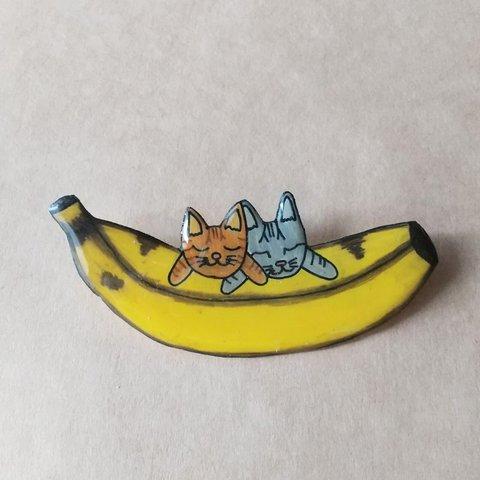 ブローチ　バナナと二匹の猫