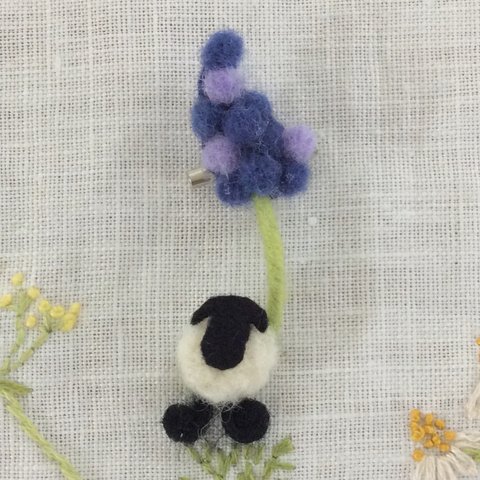 小さな羊の羊毛フェルトのブローチ🐏