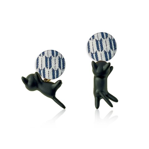 猫に手染め釦 pierced earrings ピアス 戯れ猫 Playing cat 藍色 スタッド アクセサリー ボタン くるみボタン 布 ファブリック 猫 ネコ