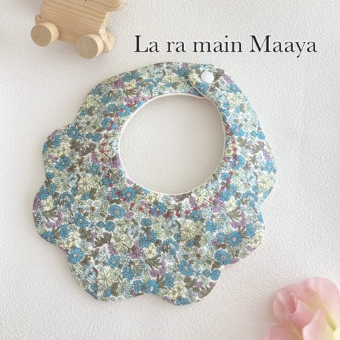 もくもくスタイ　小花柄　ポイント刺繍