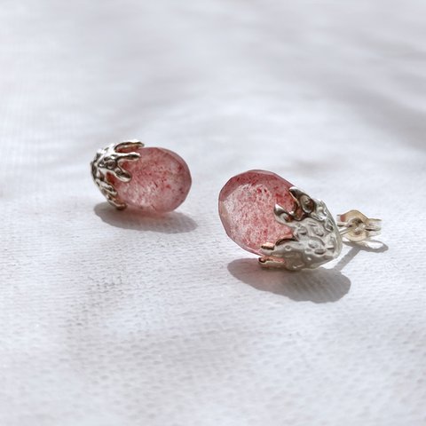 赤い蕾のピアス【gem bud pierce＜Pink Epidote in Quartz＞】