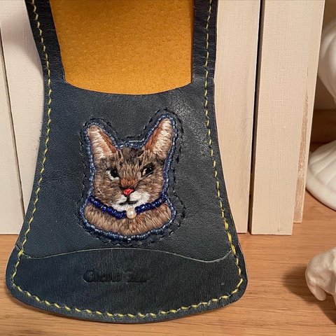 本革コインケース　猫の刺繍入り