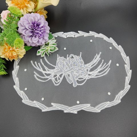 彼岸花のレース　Carrickmacross lace spider lily doily　キャリックマクロスレースの彼岸花のドイリー　アイルランドのレース編み　白糸刺繡　カリックマクロス