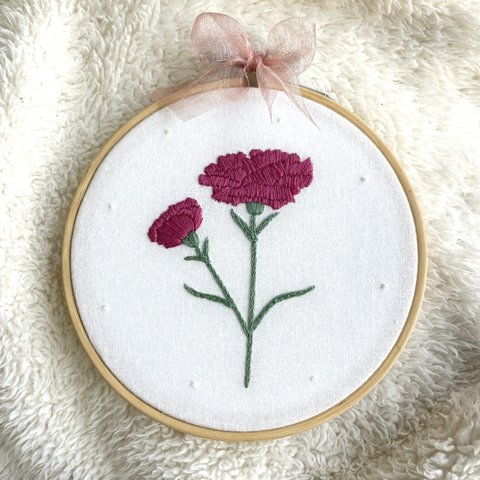  【母の日ギフト】カーネーションの刺繍飾り❁濃いピンク