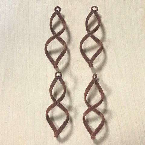 FLOCKING BROWN TWIST CHARM