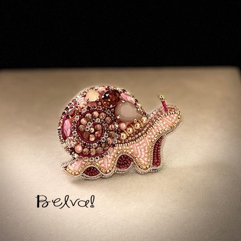 ビーズ刺繍のブローチ　-カタツムリ- snail