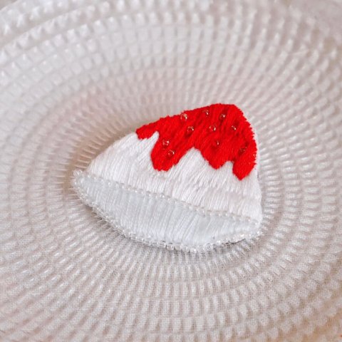 かき氷の刺繍ブローチ