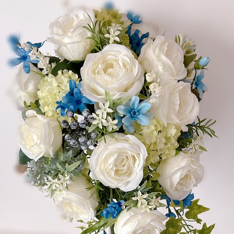 白バラとブルースターのキャスケードブーケ　ウェディングブーケ　結婚式　教会　海外ウェディング　前撮りフォトウェディング　爽やか系　グリーンが流れるナチュラルブーケ　ブルーの小花が綺麗なブーケ