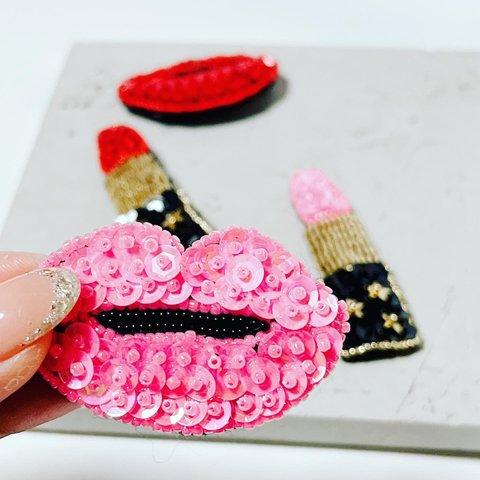 【単品】唇･口紅の刺繍ブローチ•キーホルダー•バックチチャーム〈ピンク〉