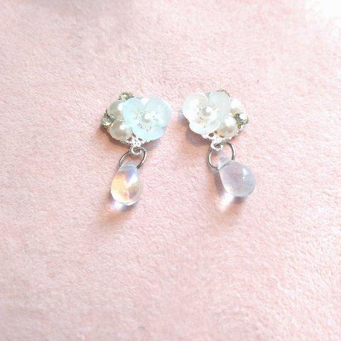 青いお花 白いお花とパール ゆれるピアス＆イヤリング #樹脂ピアス #樹脂ノンホールピアス #ステンレスピアス