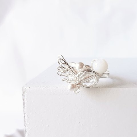 【4月誕生石】水晶とマザーオブパールのリング　天使の翼
