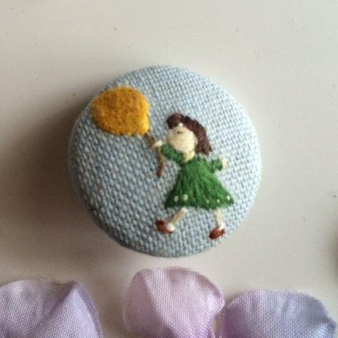 【kitten】風船と緑のワンピースの女の子くるみボタン(刺繍ボタン）