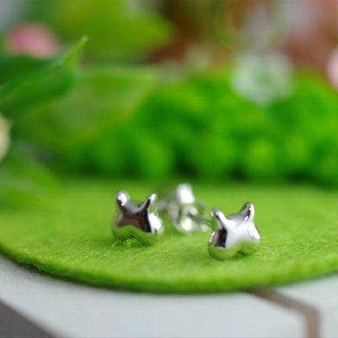 momoziri cat pierced earrings