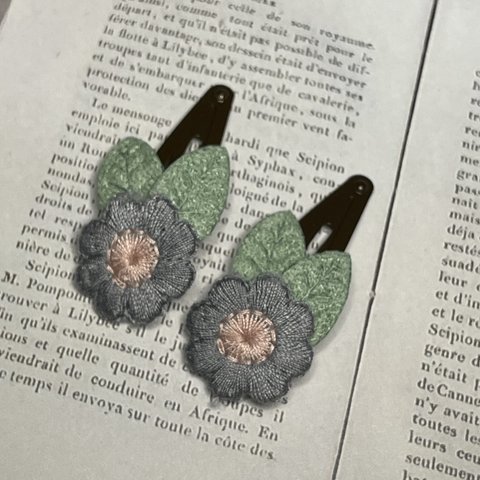 刺繍のお花が可愛い（グレー系）パッチンドメ