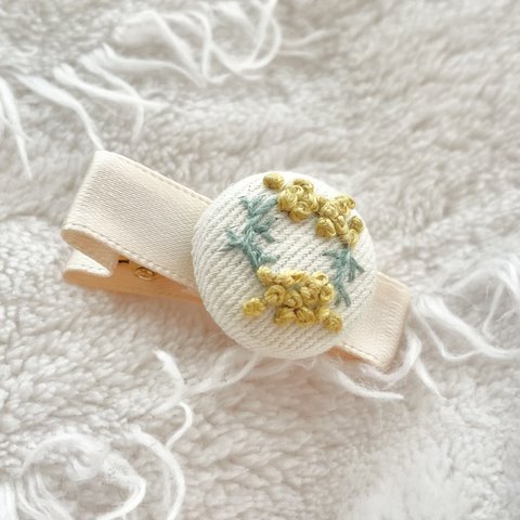 送料無料✨ 【刺繍】お花のベビーヘアクリップ💐　くるみボタン　ヘアピン　アクセサリー　ベビー　キッズ　子ども　こども　子供　赤ちゃん　ドール　犬　ペット