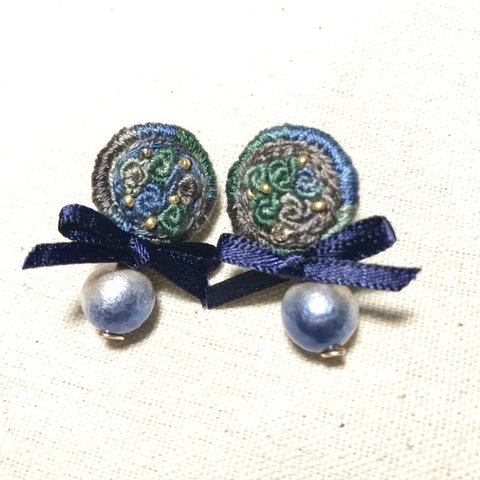 【ビーズ刺繍】りぼんとコットンパールのグラデ耳飾り