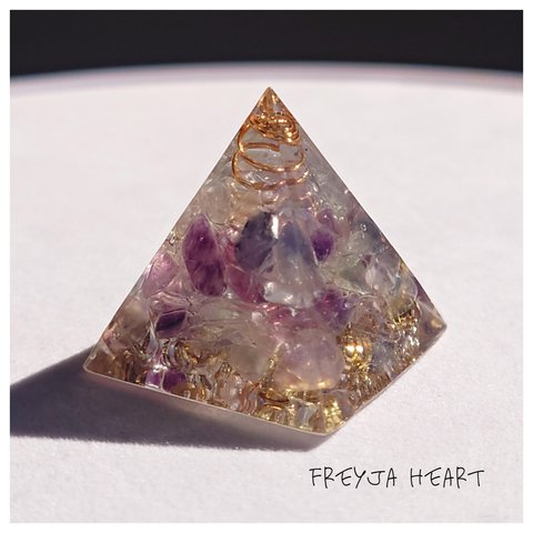 ピラミッド型オルゴナイト /清らかな愛・知性・天才の石・フローライト　P43