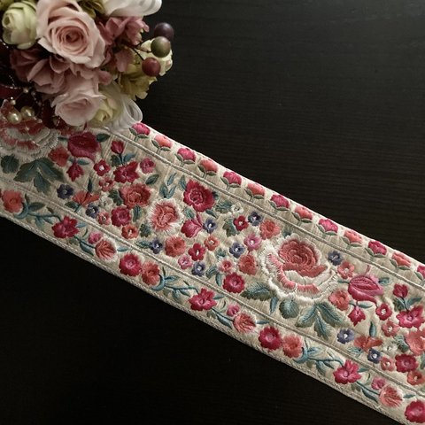 インド刺繍リボン 薔薇 花 シルク アンティークローズ 手芸 生地 布 素材 幅広 ヴィンテージ 北欧 エスニック 洋裁