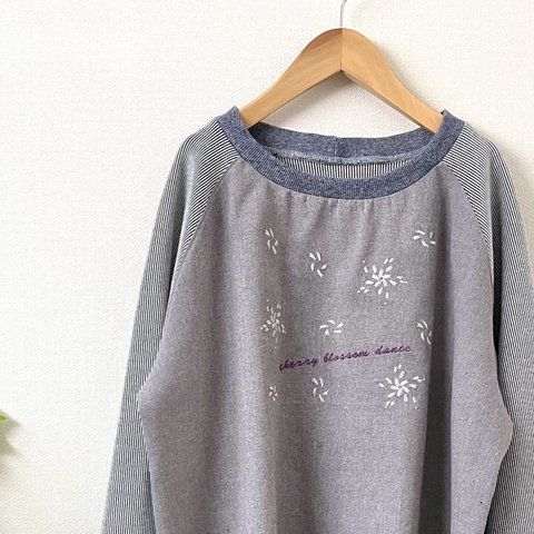 桜刺繍　異素材MIXプルオーバー　ネイビー×グレージュ