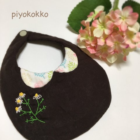 お花の刺繍の襟付きスタイ