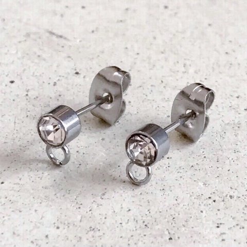 ２個(1ペア) 304ステンレス ピアス ステンレス キュービックジルコニア CZ 4mm ラインストーン キャッチ付き カン付き 金属アレルギー アレルギー 金属アレルギー対応 素材 