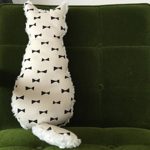 リボン柄の猫クッション・アイボリー/白猫