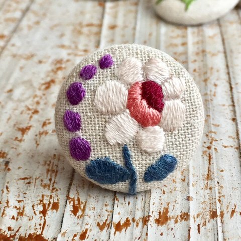 セール＊送料無料＊再販✳︎  刺繍ブローチ✳︎バラ①