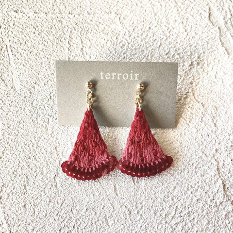 苺グラデーションの刺繍ピアス