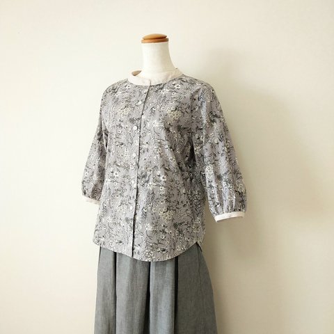 Monochrome flowers blouse ライトグレー Ｍ～Ｌサイズ