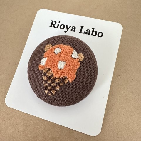 手刺繍＊くるみボタンブローチ【くまアイス/ブラウン】