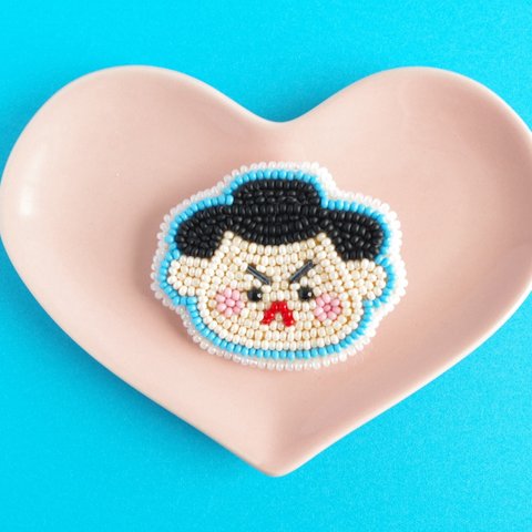 どすこい力士のブローチ（ビーズ刺繡）