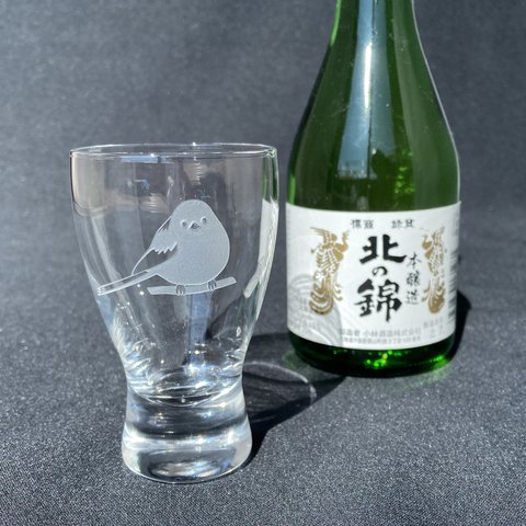 雪の妖精シマエナガグラス∞冷酒杯（右向き）