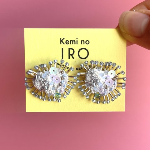 ちょっと個性的な白いハート　ビーズ刺繍アクセサリー　ピアス｜イヤリング　＜チャク＞