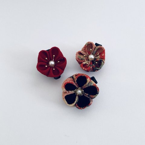 つまみ細工　小花のクリップ3個セット　黒　赤