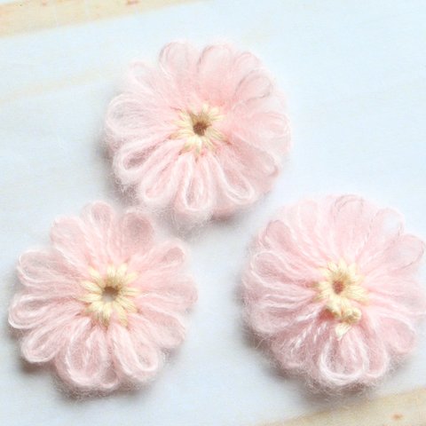 毛糸のお花　かぎ針編み　ライトピンク