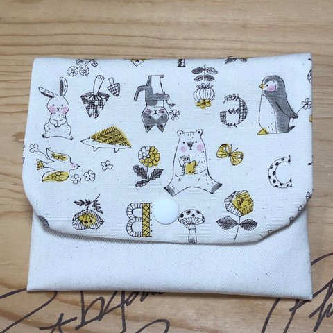 (刺繍名入れ可)  大人の移動ポケット サニタリーポーチ 動物いっぱい　（生成り）