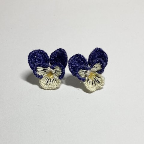 立体刺繍のビオラピアス