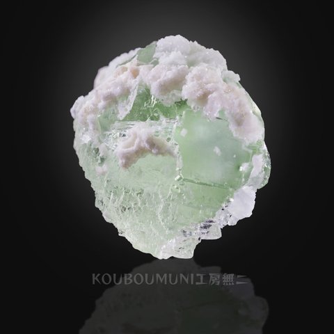 「天空の城」カルサイト/フローライト/クォーツ（Calcite on Fluorite/Quartz）S00139 虹ある