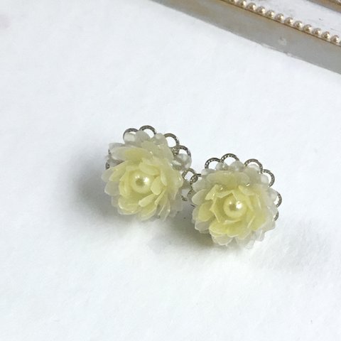 透きとおる睡蓮✴︎ピアス✴︎イエロー