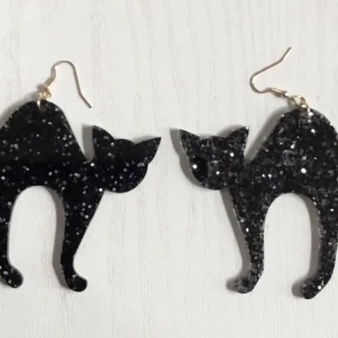 猫 ラメ猫ピアス 黒