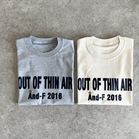 大人のロゴTシャツ「out of thin air」