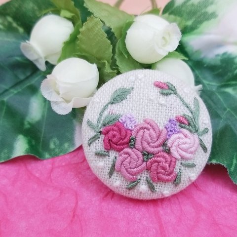 刺繍くるみボタンブローチ・ヘアゴム  春《ピンク色の薔薇》手刺繍