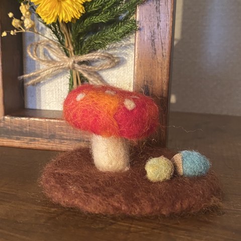 秋を感じるキノコ作品🍄どんぐりを添えて🍁🍂羊毛フェルト きのこ