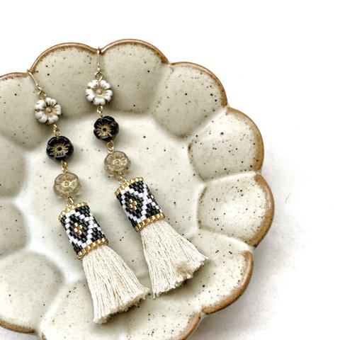 new♡tassel × flower earrings （black・off white）