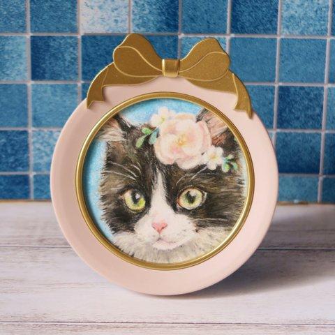 〈原画〉フレーム付きパステルイラスト　花飾りを付けたハチワレ猫ちゃんのミニ肖像画