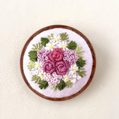 アンティークピンクバラ刺繍　木枠ブローチ