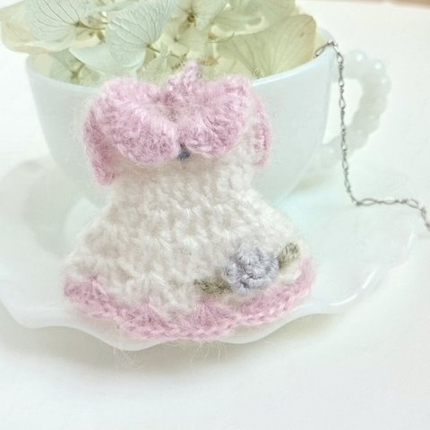 薔薇の手刺繍 ふわふわモヘアの手編みバッグチャーム　ドレス型【ホワイト×ピンク/ラベンダー色の薔薇】