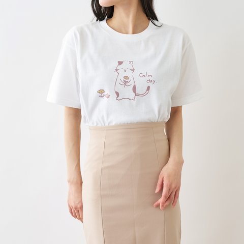  猫と一輪の花　Tシャツ